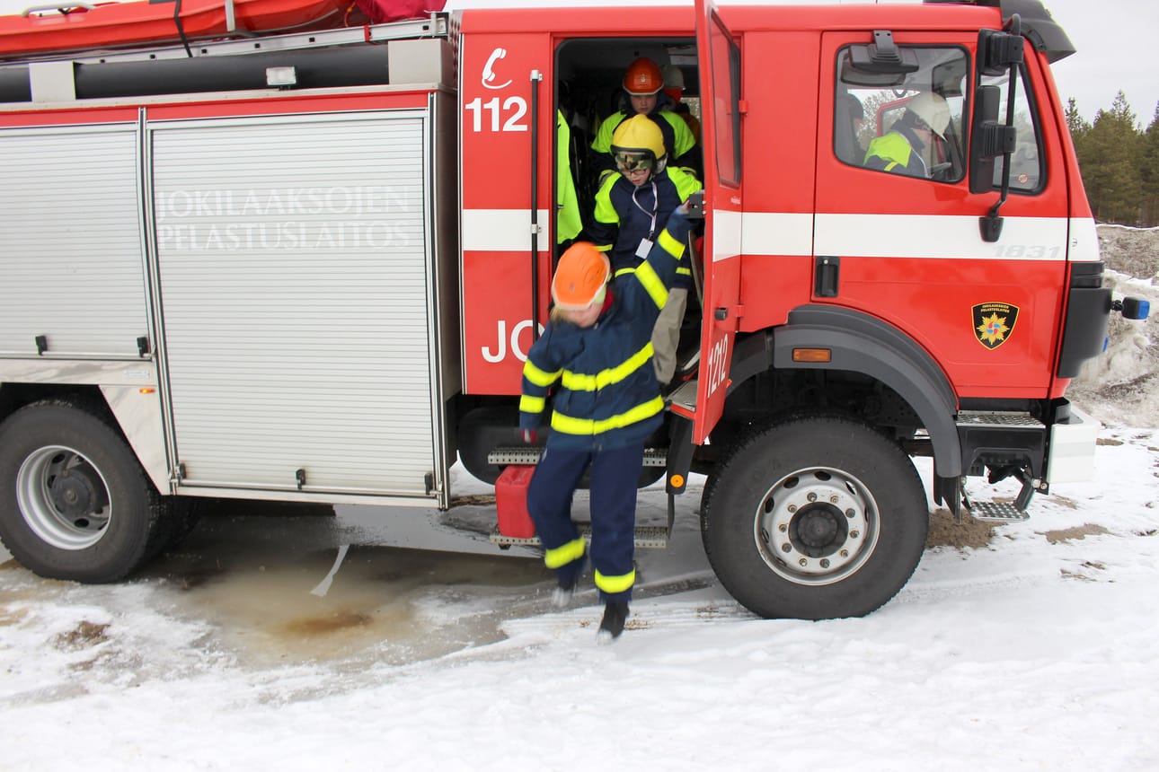 Pyhäntäsistä ja siikajokisista nuorista koottu ryhmä saapui perusselvitysrastille.