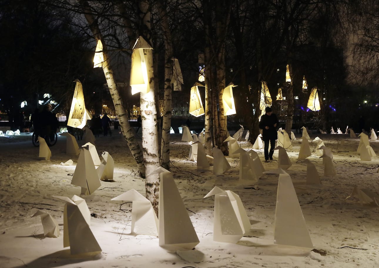 Vuosi sitten Valoa Oulu -tapahtumassa ihailtiin valaistuja origamihahmoja Linnansaaressa.