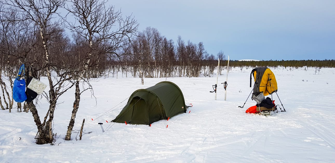 Leiripaikka Tiivijoen varrella. Vaeltajan kannattaa varautua yöpymään maastossa.