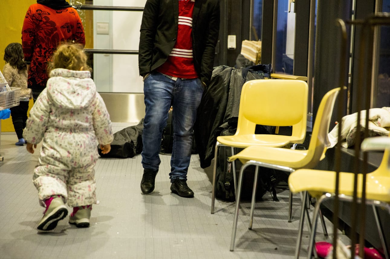 Kuva Sallasta vuodelta 2016, kun itärajan yli tulleet pakolaiset odottivat raja-asemalla kyytiä.