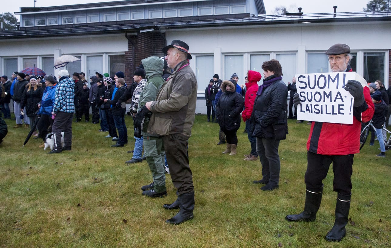 Kempeleessä järjestettiin lauantaina mielenosoitus hallituksen maahanmuuttopolitiikkaa vastaan. Jutussa kerrotut kivien ja ilotulitteiden heittelyt tapahtuivat aiemmin viikolla. Mielenosoitus sujui rauhallisesti.
