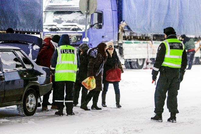 Rajavartiolaitos ja Tulli olivat turvapaikanhakijoita vastassa Sallan raja-asemalla tammikuun lopussa 2016.