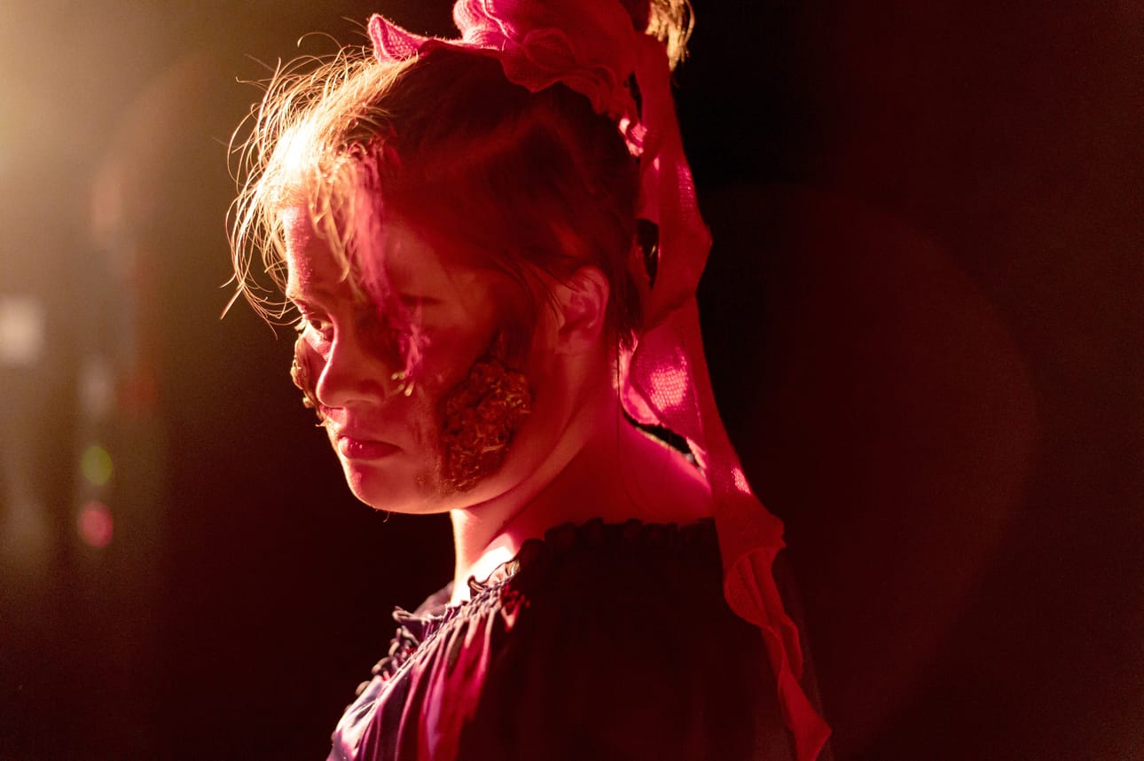 Zombie Walk -tapahtumaa järjestävältä Mikko Heikuralta on saatu asiantuntija-apua zombimaskien suunnitteluun, jotka Kristiina Auvinen ja Jutta Pirttilahti ovat toteuttaneet. Paula Cliffordin roolissa nähdään Elli Turkka.