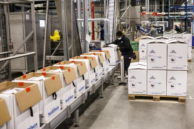 Koska tuotantoprosesseja järjestellään uudelleen Pfizerin Puursin tehtaalla Belgiassa tehtaalla (kuvassa), moni maa saa odotettua pienempiä eriä Pfizerin ja Biontechin koronarokotetta ensi viikolla. Rokotetta tehdään myös Pfizerin kolmella tehtaalla Yhdysvalloissa, ja Biontechilla on kaksi mRNA-tuotantolaitosta Saksassa. KUVA: Pfizer