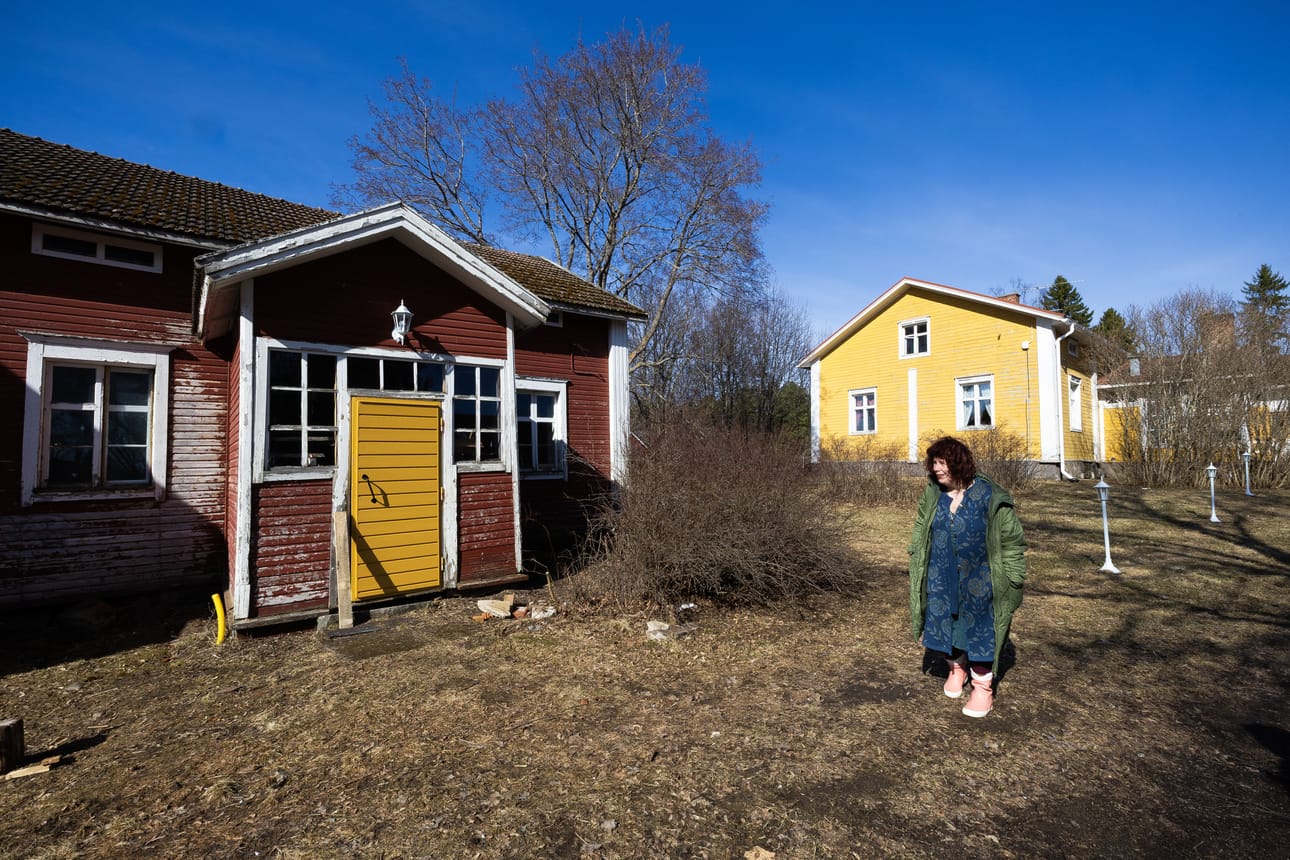 Renkituvan ovi on komea, raahelaisen Restaurointipalvelu Karniisin kunnostama. Katariina Lillqvist on erittäin tyytyväinen taitaviin ja yhteistyökykyisiin rakentajiin.
