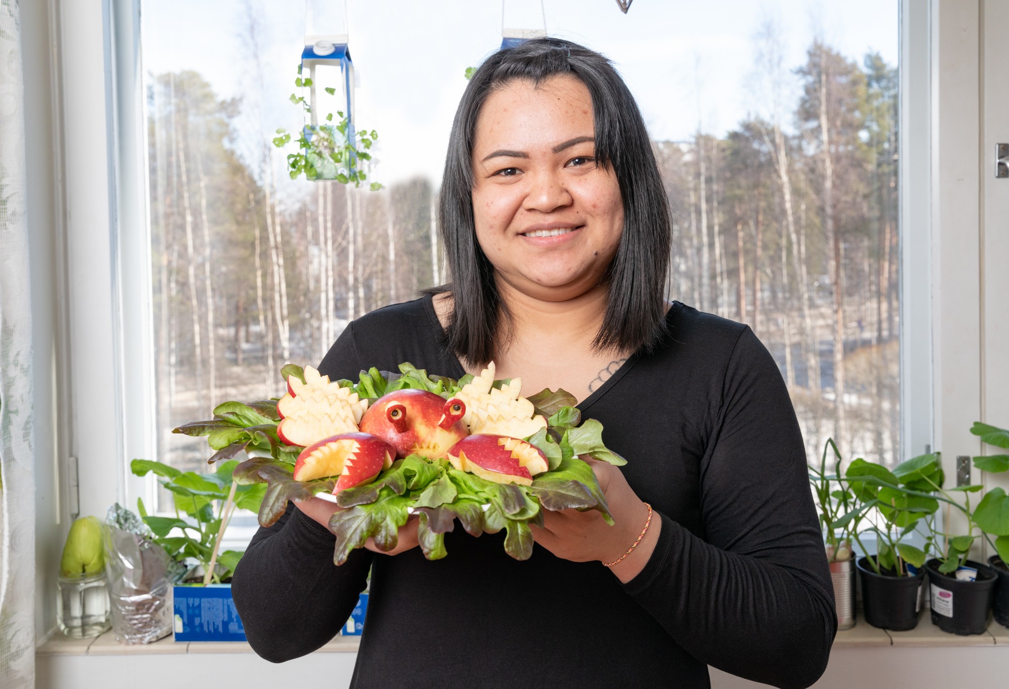 Wijittra Materon videoilla on runsaasti seuraajia. Hän esittelee niissä hedelmien ja vihannesten koristeveistoa.