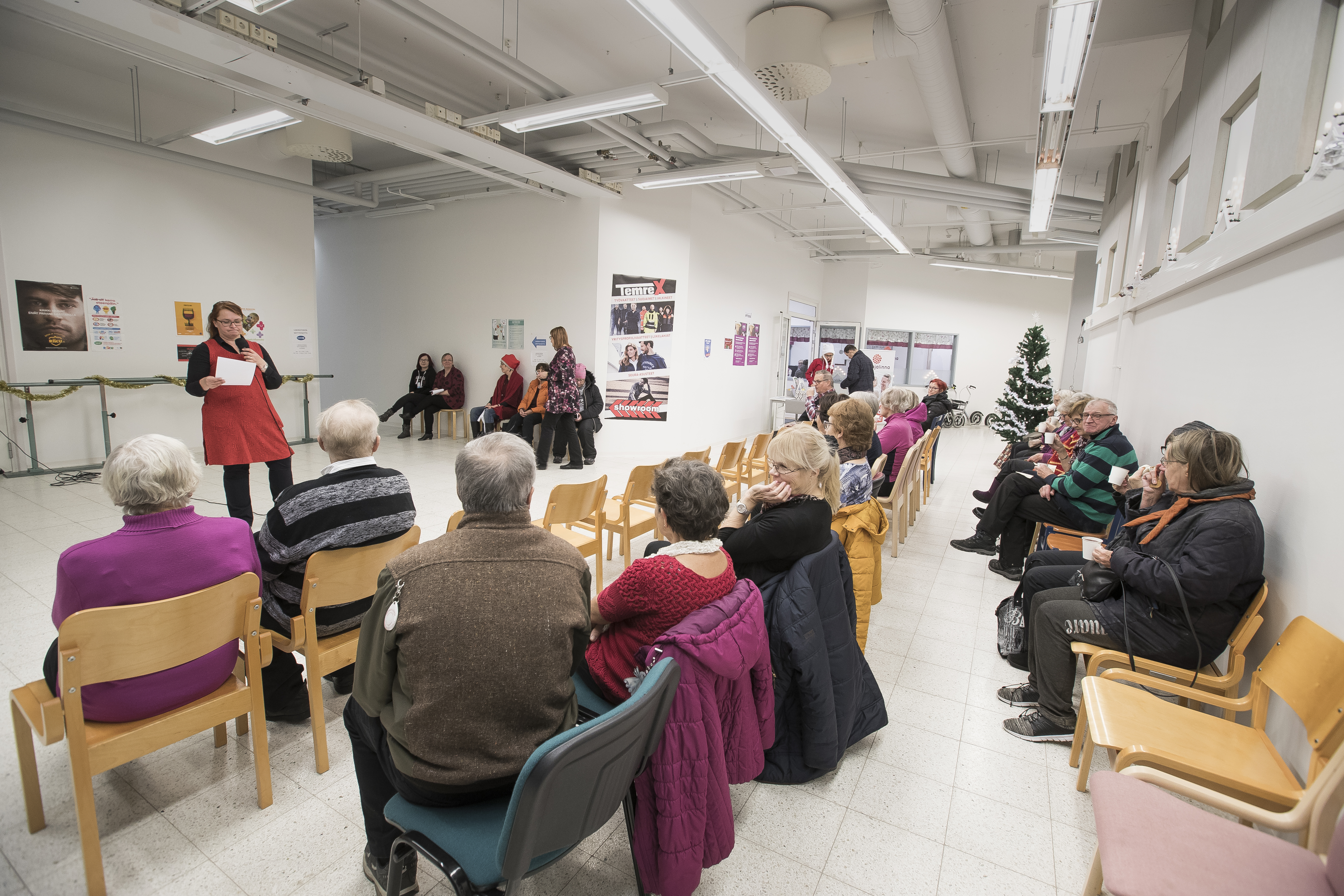 Kauppaporvarin joulu keräsi etupäässä varttunutta väestöä ainakin juhlan alussa iltapäivällä.