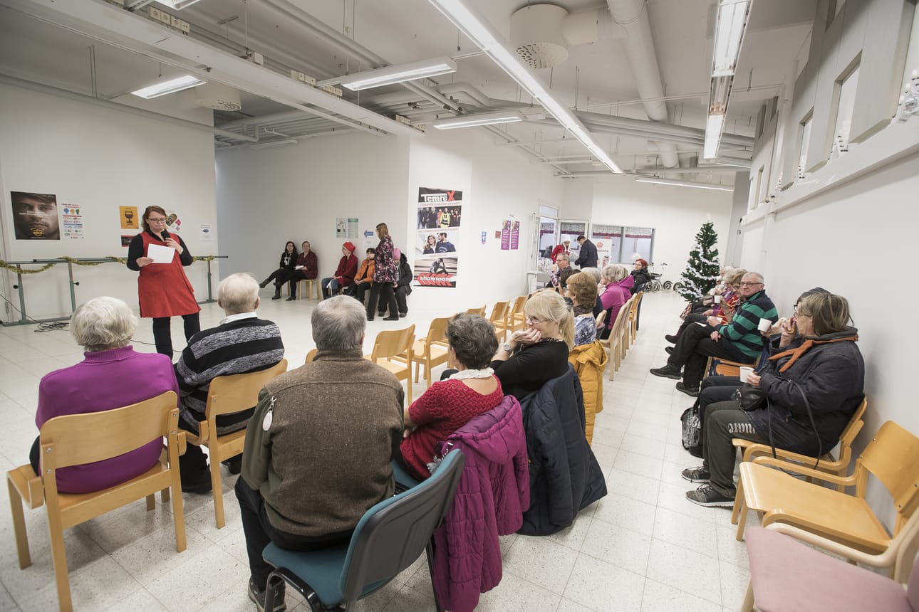 Kauppaporvarin joulu keräsi etupäässä varttunutta väestöä ainakin juhlan alussa iltapäivällä.