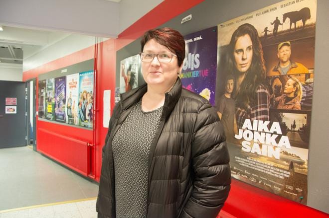 Marjut Suoyrjö on tuttu näky Alavuden elokuvateatterissa. Seuraavaksi hän aikoo katsoa koskettavan elokuvan Aika, jonka sain. KUVA: MINNA HIIRONEN