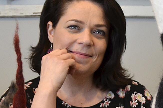 Hanne Alhon suurin hitti on erilaiset tontut, mutta tuotevalikoima laajenee jatkuvasti. KUVA: HANNELE YLI-VIITALA