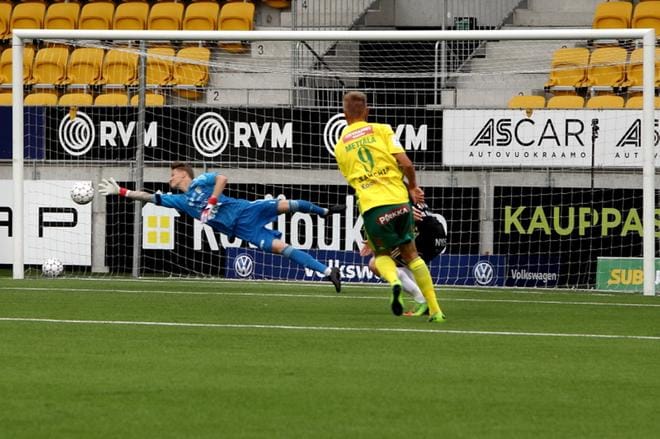 Ilari Mettälä laukoo tarkasti takanurkkaan ja Ilveksen 1-0 johtoon 22. minuutilla. Jesse Öst SJK:n maalilla on voimaton. KUVAT: HEIKKI HAKANEN