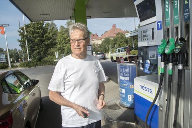 Pasilassa asuva Erkki Partanen tankkasi autonsa maanantaina Helsingin Eläintarhan Nesteellä. Yleensä hän asioi ABC:lla tankkauksen yksinkertaisuuden vuoksi.Eläkkeellä oleva mies ajaa vuodessa autolla noin 10 000 kilometriä. Partasen mukaan polttoaine on kallista, mutta kesämökille on päästävä. KUVA: Mauri Ratilainen