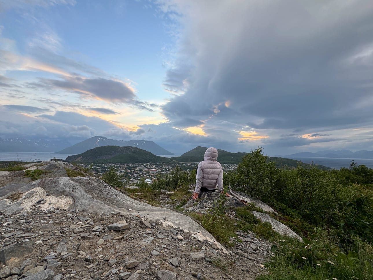 Keskiyön aurinko Stusnessfjelletillä.