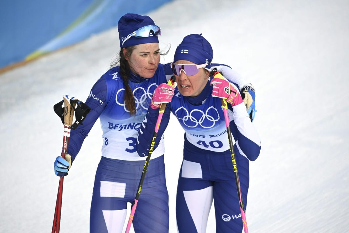 Pronssimitalisti Krista Pärmäkoski (vas.) ja hopeamitalisti Kerttu Niskanen uurastivat Suomen menestykseen 10 kilometrin hiihtokisassa. LEHTIKUVA / MARKKU ULANDER