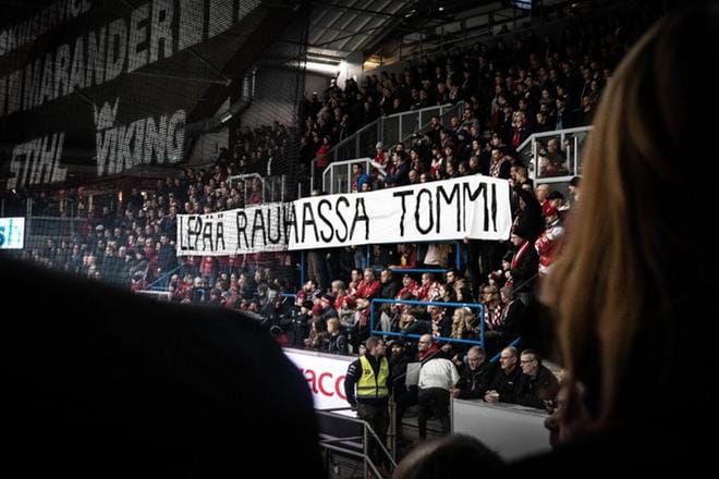 Viime maanantaina menehtynyttä Sport-kannattajaa muistettiin Sport-KooKoo-ottelussa. Kuva: Osku Pienimäki / Esa Siltaloppi Media