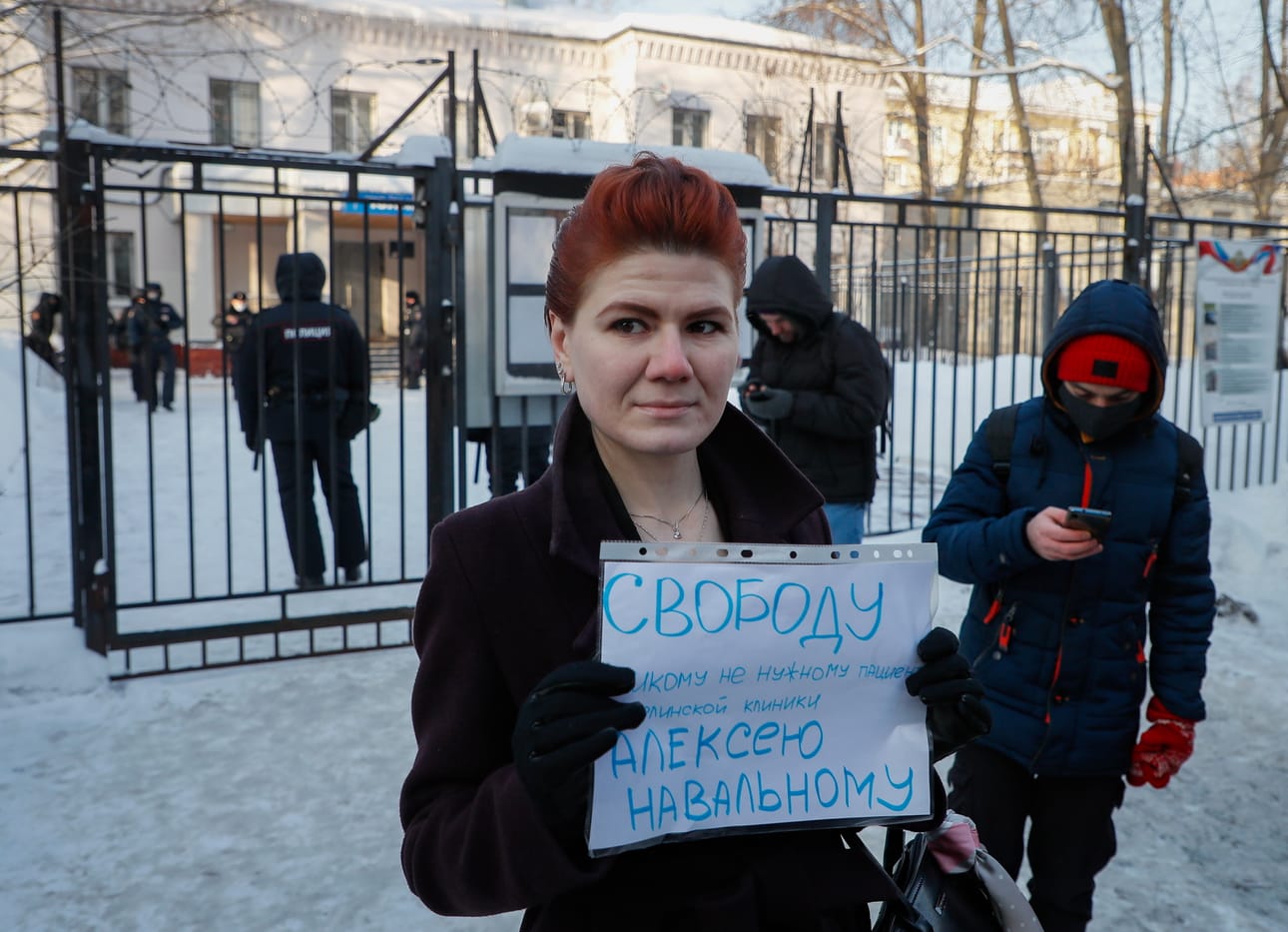 Kannattaja pitelee lappua, jossa lukee: "Vapaus Aleksei Navalnyille – kaikille hyödyttömälle berliiniläisen klinikan potilaalle". Samoja sanoja vastustajastaan on käyttänyt Vladimir Putin.
