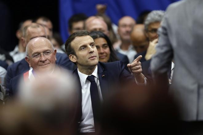Ranskan presidentti Emmanuel Macron keskusteli torstaina ympäristökysymyksistä Etelä-Ranskan Greoux Les Bainsissa. Tilaisuus oli osa keskustelukiertuetta, jolla Macron on tyynnytellyt keltaliiviliikettä. KUVA: Claude Paris/EPA