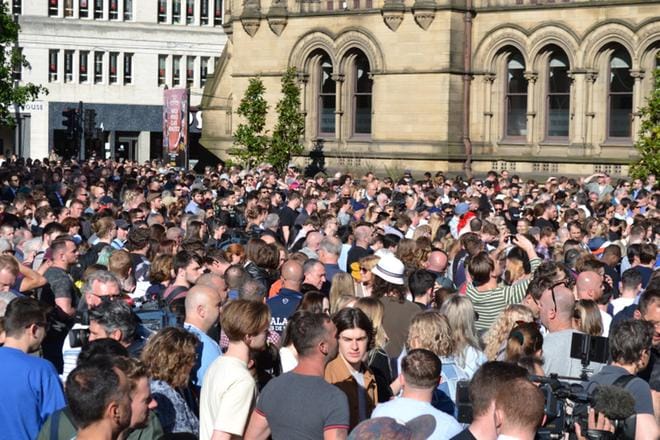 Manchesterilaiset kokoontuivat tiistai-iltana Albert Squarelle. KUVA: Anna Mård