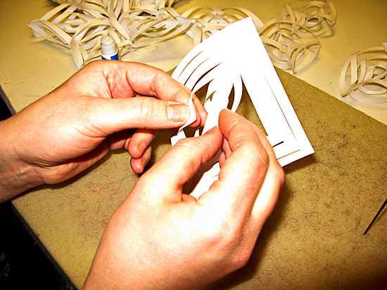 Susanna Viitasalon hyppysissä syntyy hetkessä huovutetuilla marjoilla koristeltu jouluinen risukranssi.