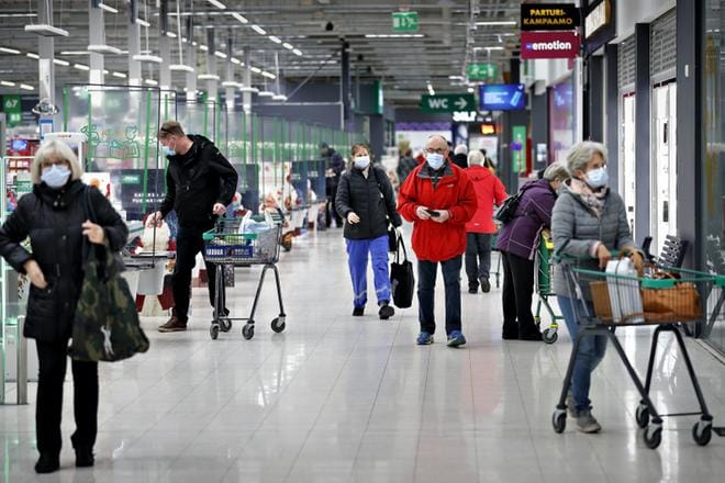Seinäjoella tunnin tarkkailun perusteella reilu kolmasosa Hyllykallion Prismaan tulijoista ei käytä kasvomaskia. Kuva: Tomi Kosonen