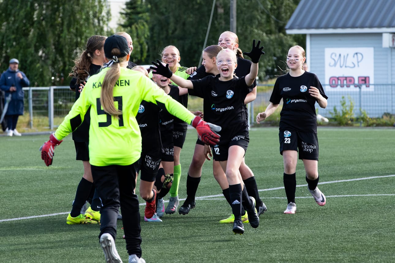 Vuosi sitten tyttöjen mestariksi kruunattiin Oulun Harrastefutis.