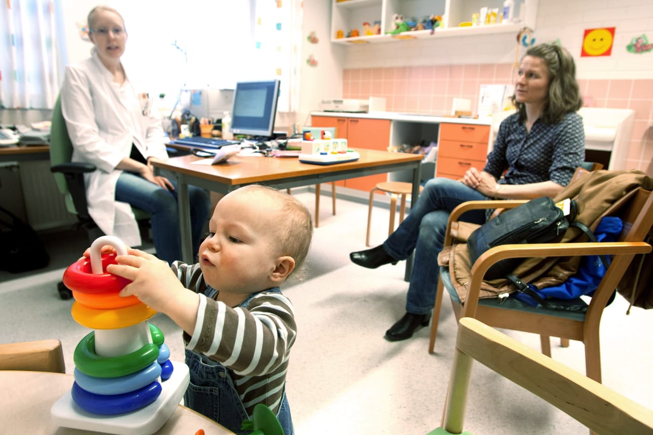 Neuvolajärjestelmä lienee yksi ulkomaalaisten Suomessa ihailemista asioista. Arkistokuvassa Eemil ja Seija Tiittainen ovat lääkäri Satu Sutisen vieraana Pirkkalan lastenneuvolassa.
