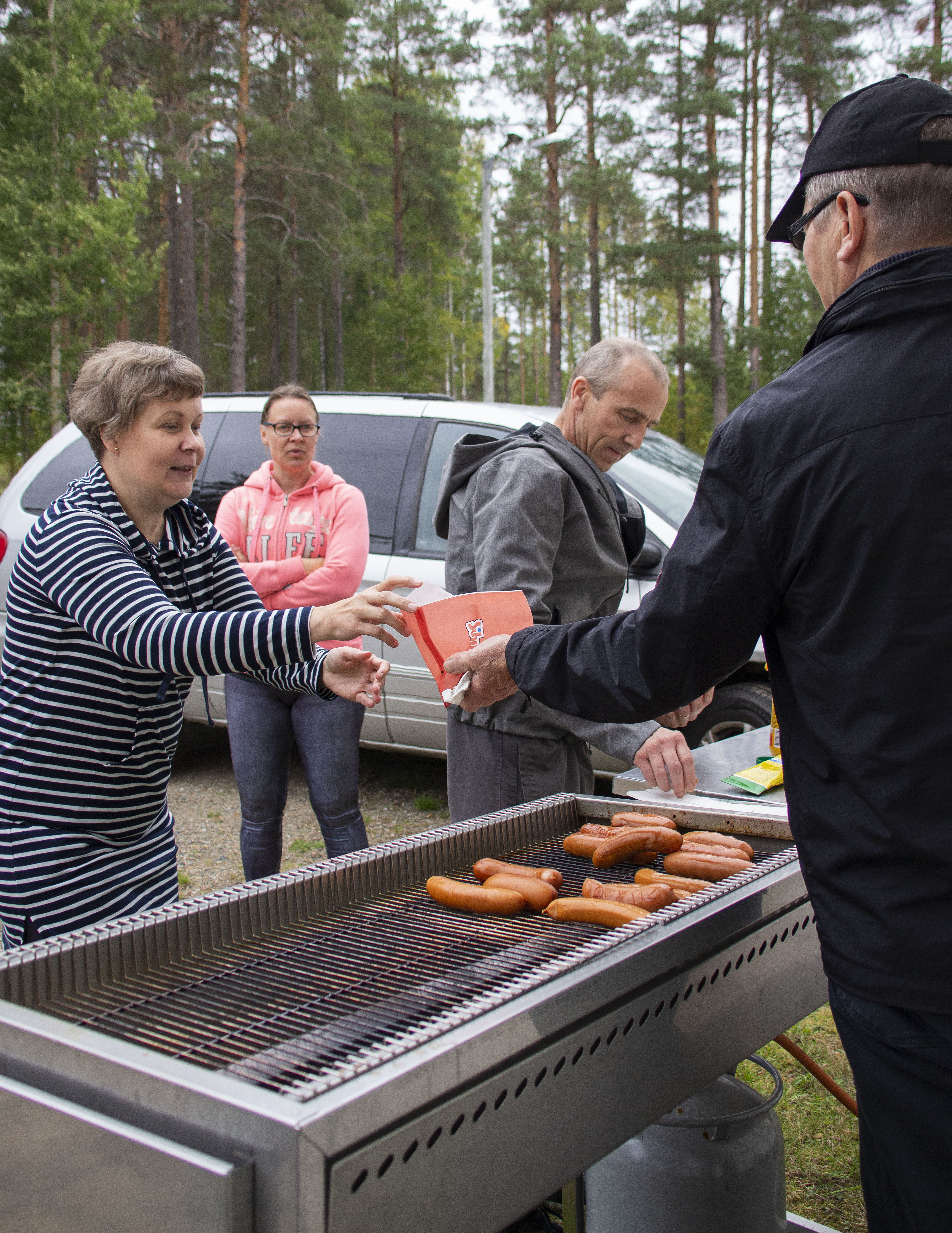 Hyvinvointipäivän menu oli tarkoituksella osoitettu mielenterveydelle: makkaraa ja munkkeja.