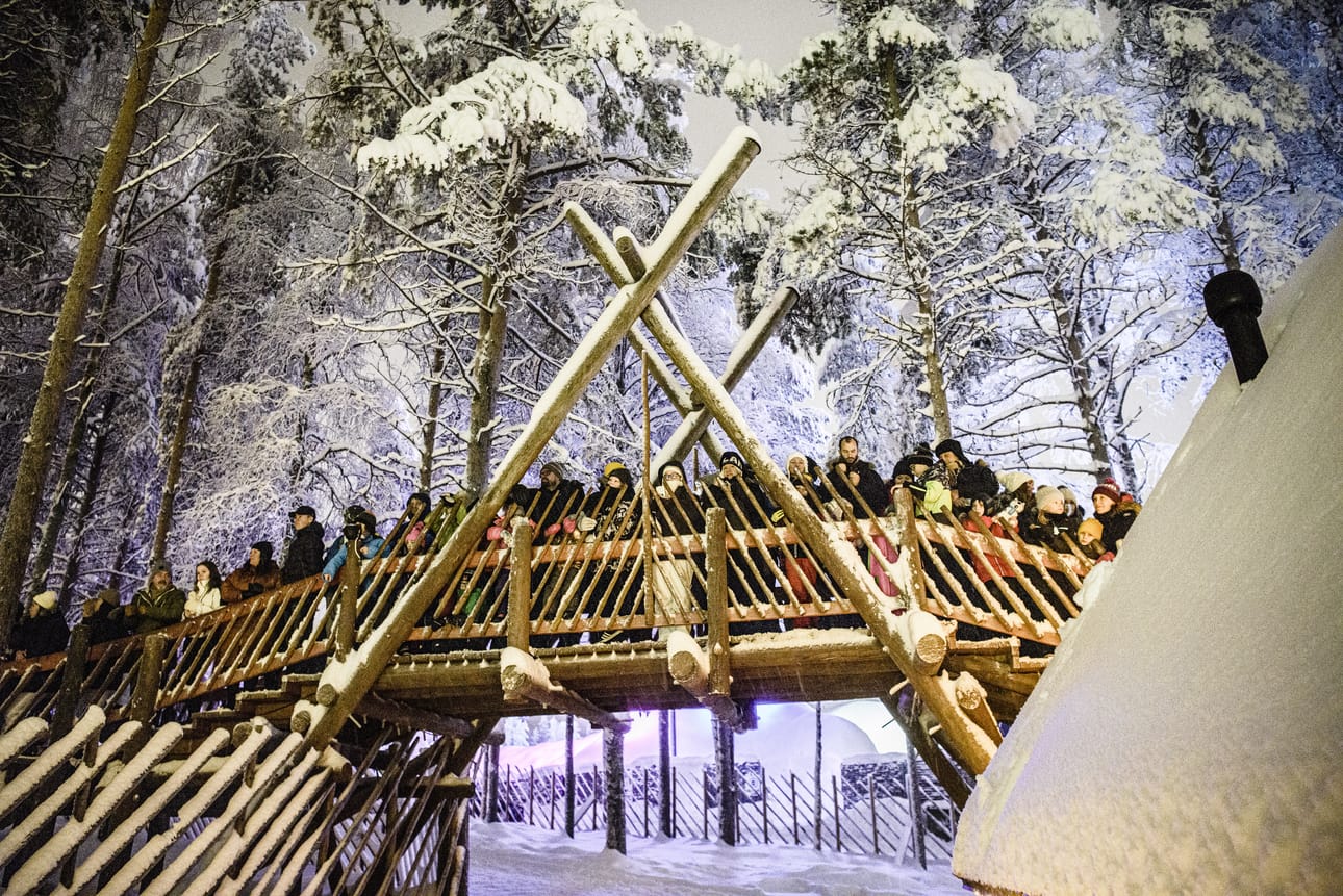 Paikalliset ja matkailijat kokoontuivat Pajakylään katsomaan pukin lähtöä.