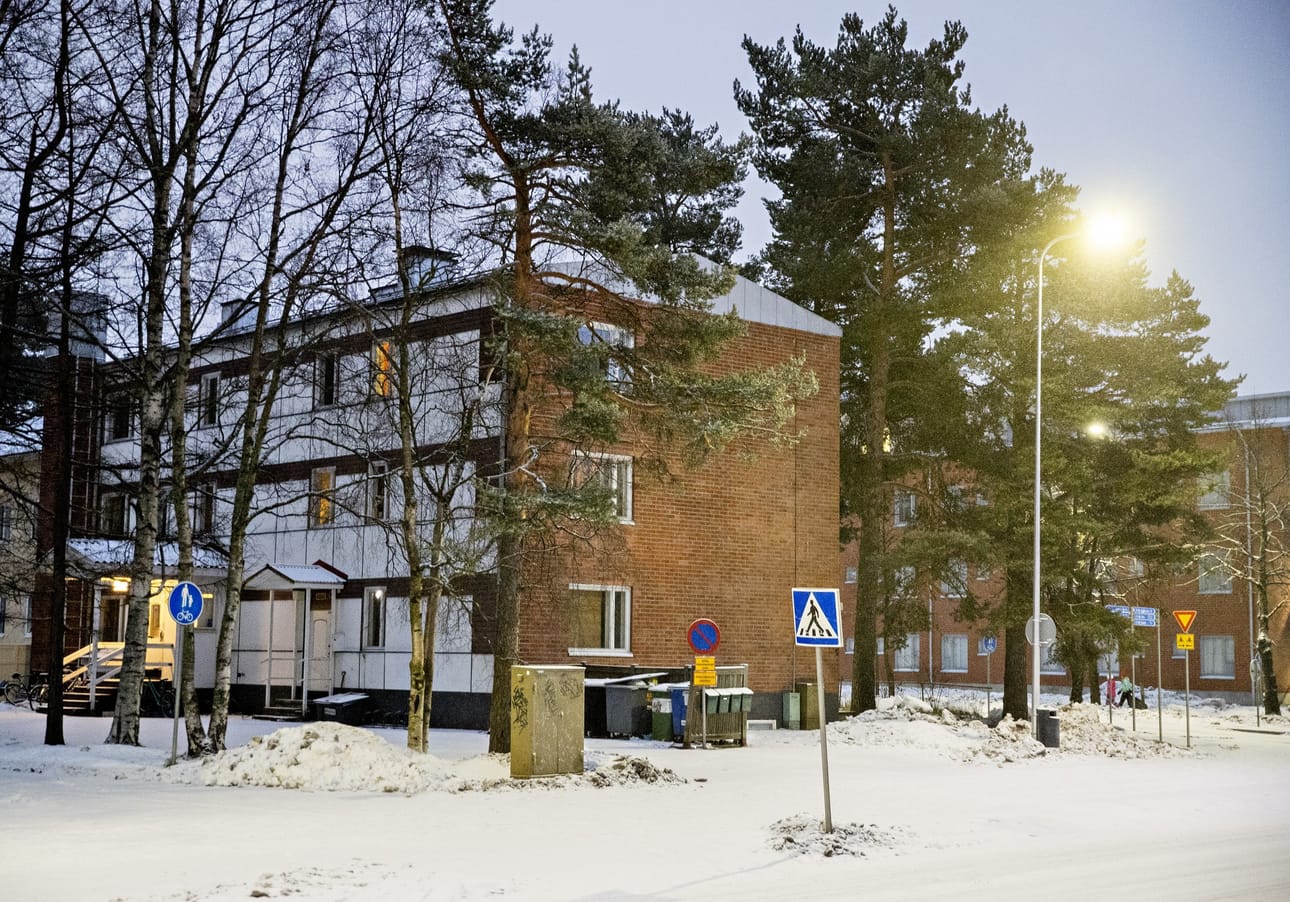 Valtatiellä sijaitsevaan kerrostaloon oli rakennettu luvatta kellariasuntoja.