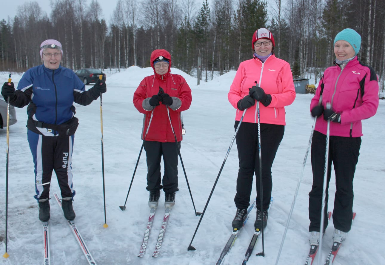 Uljuan kuutamohiihtoladulle starttaamassa Sinikka Kärki, Irma Rantonen, Sirkka Kemppainen ja Raili Luonua. Naisten tunnelmaa ei pieni vesisade ja hämärtyvä ilta latistanut, vaan ladulle lähdettiin hymyssä suin toivoen, että kuu näyttäytyy