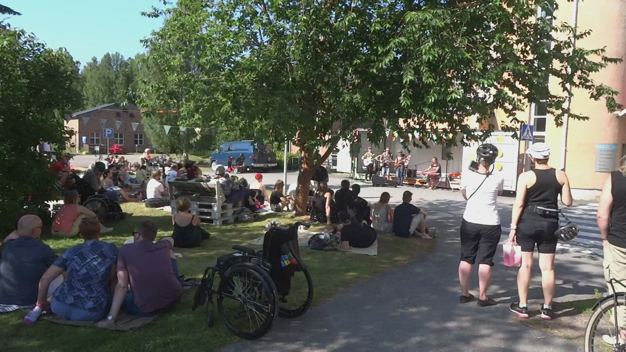 Oululainen Kukkola Kommun esiintyi Pikisaaren puistopiknikissä