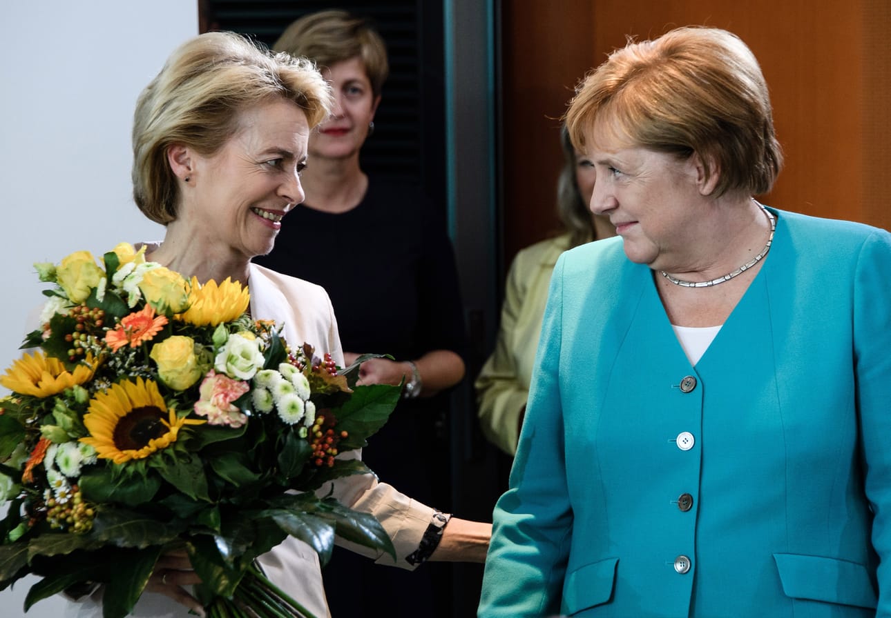 EU-komission puheenjohtajaksi valittu Saksan väistyvä puolustusministeri Ursula von der Leyen (vas.) sai tuoreeltaan onnittelukukat Saksan liittokansleri Angela Merkeliltä. Von der Leyen tekee historiaa nousemalla ensimmäisenä naisena EU-komission johtoon.