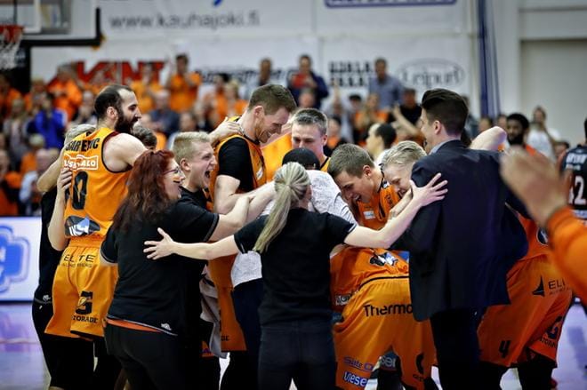 Karhu Basket juhli Suomen mestaruutta viime sunnuntaina. KUVA: TOMI KOSONEN/ARKISTO