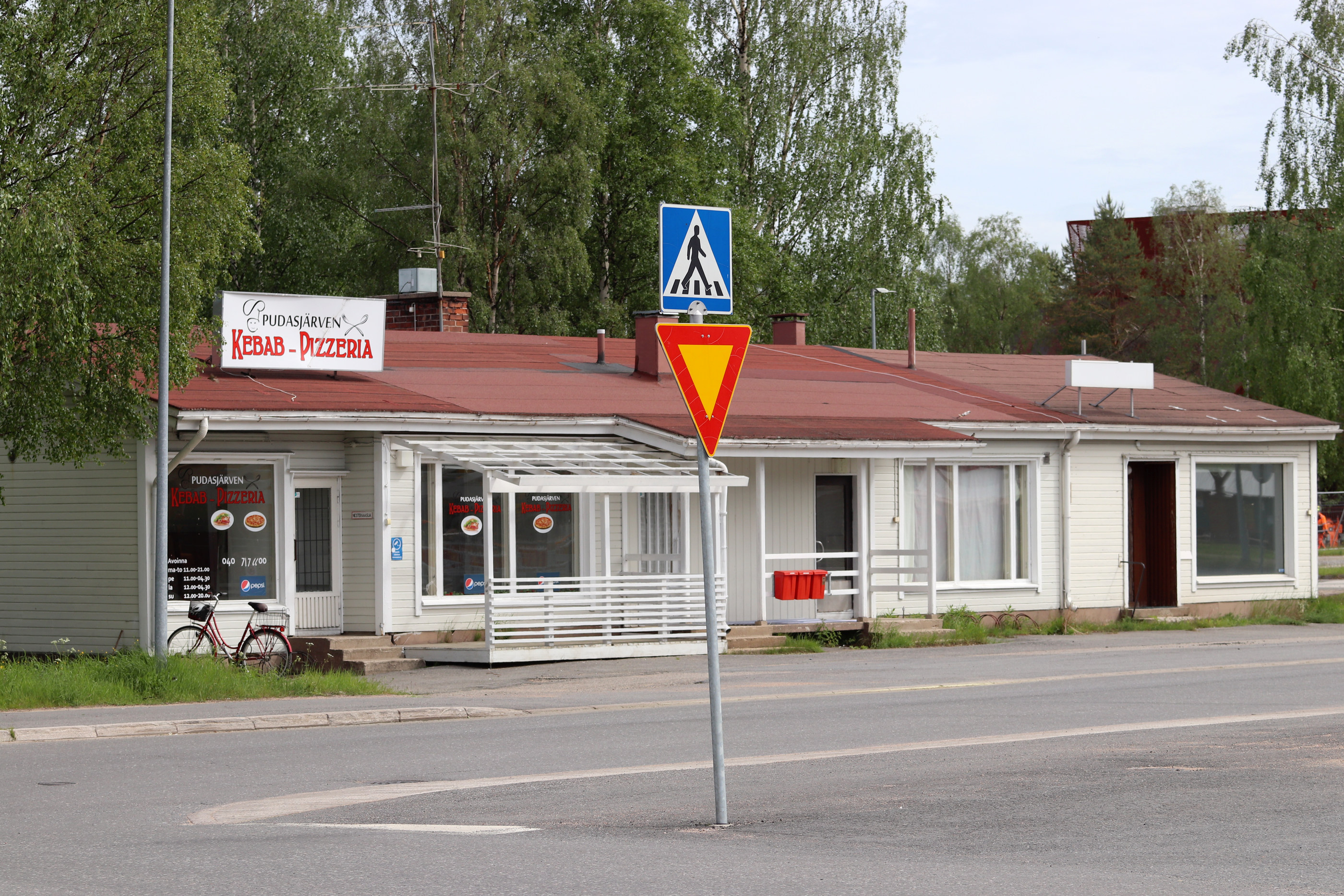 Tämä kiinteistö häviää kesän aikana Kurenalan katukuvasta.