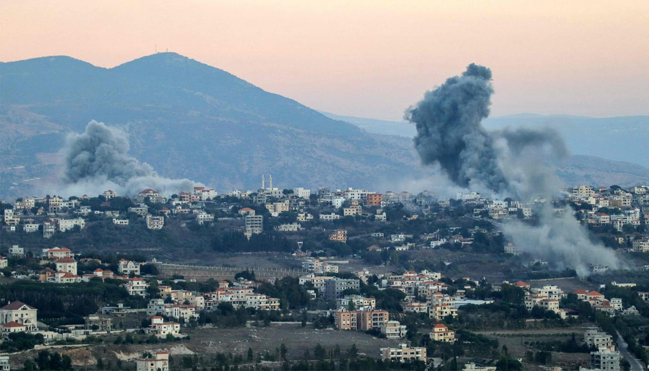 Savupilviä Libanonin eteläosissa maanantaina Israelin tekemän ilmaiskun jäljiltä. Lehtikuva/AFP