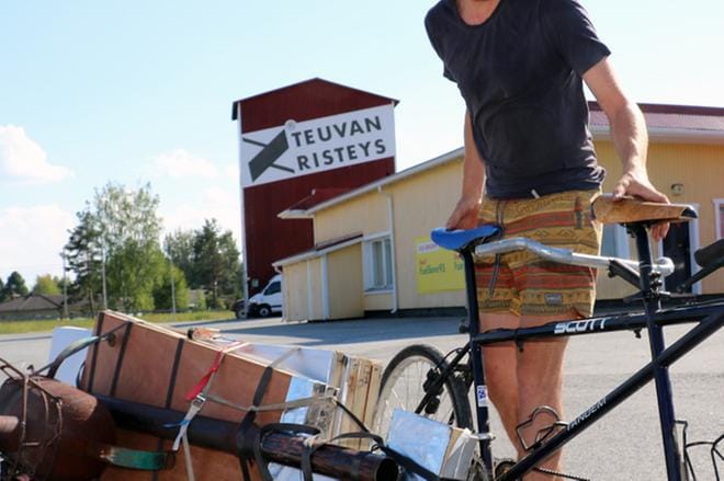 Steven Jouwersma tuli Teuvalle kaverinsa kanssa Brysselistä. Heillä oli pakettiauto, mutta he olivat osittain myös polkeneet matkaa pyörää sauna perässään. Saunaparaatiin he osallistuivat innolla. KUVAT: JORMA HAVULA