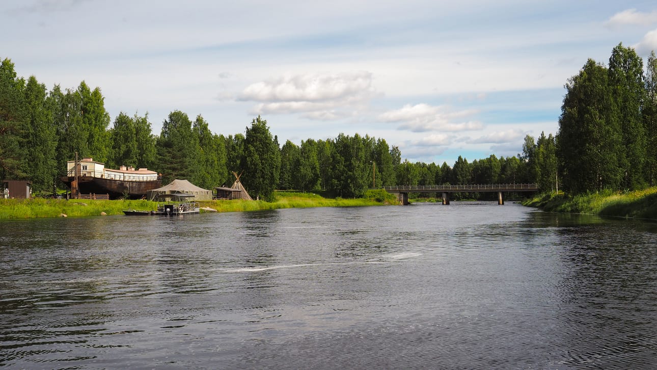 Koitajoki virtaa Venäjän puolelta Suomeen Möhkössä.