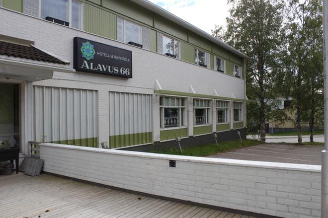 Alavuden keskustassa sijaitsevan hotelli-ravintola-kiinteistössä viimeksi toimineen yrittäjän ja kaupungin välinen lunastus- ja vuokrasopimus raukesi koronapandemian alkuvaiheessa keväällä 2020, kun yrityksen toiminta päättyi. Arkistokuva: Reijo Heikkilä