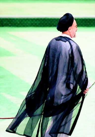 Ura päättyy uraanikaplakkaan. Iranin presidentti Mohammad Khatami kuuntelemassa jäähyväispuhetta parlamentissa tiistaina.