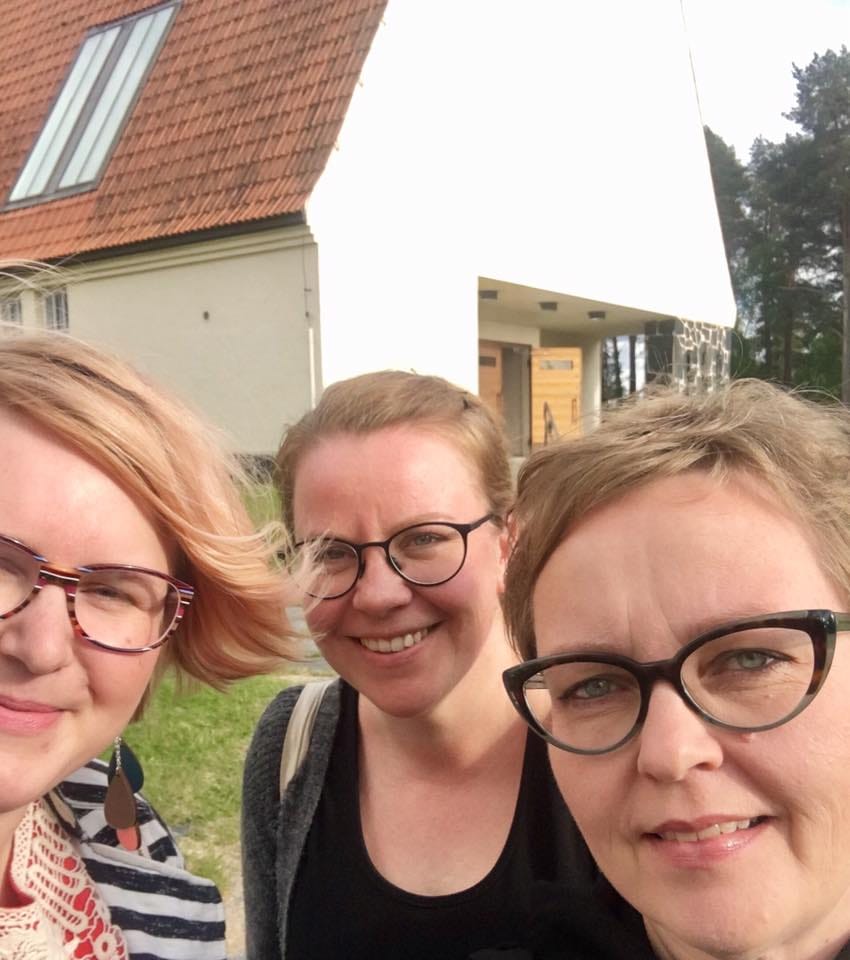 Lauluyhtye Lumoan muodostavat Sanni Salo, Tiina Saukkoriipi-Haapala ja Kaisa Kauppinen.