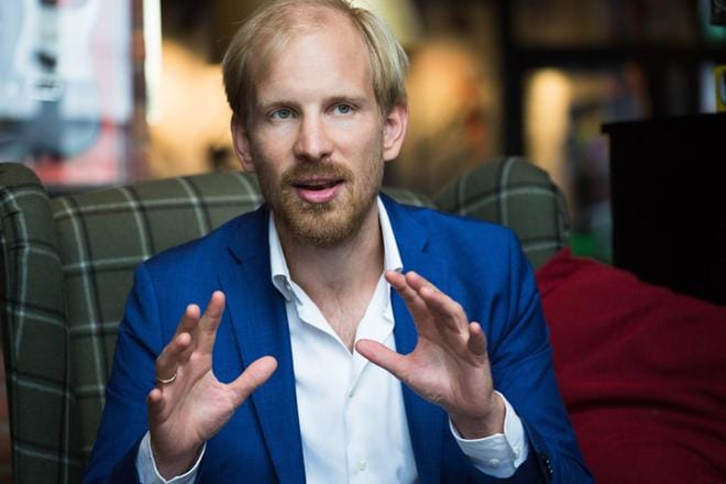 Perustulosta menestyskirjan kirjoittanut Rutger Bregman vieraili Tampereella puhuakseen aihetta käsittelevässä konferenssissa. KUVA: