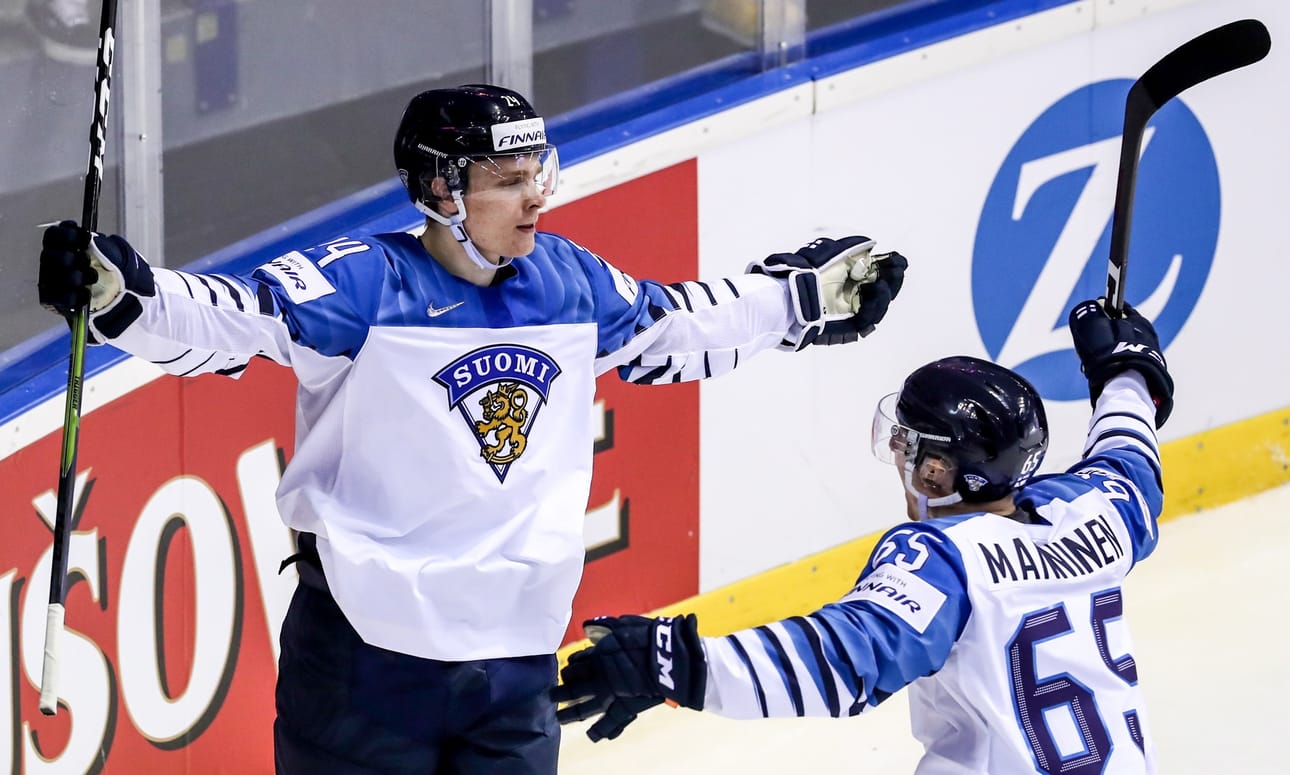 Kaapo Kakko (vas.) ja ex-kärppä Sakari Manninen ovat löytäneet yhteisen sävelen.