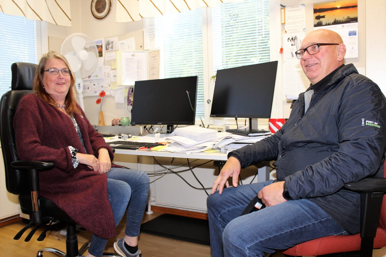 Kaupungin väliaikainen talousjohtaja Carola Backholm ja kaupunginvaltuuston puheenjohtaja Kari Häggblom.