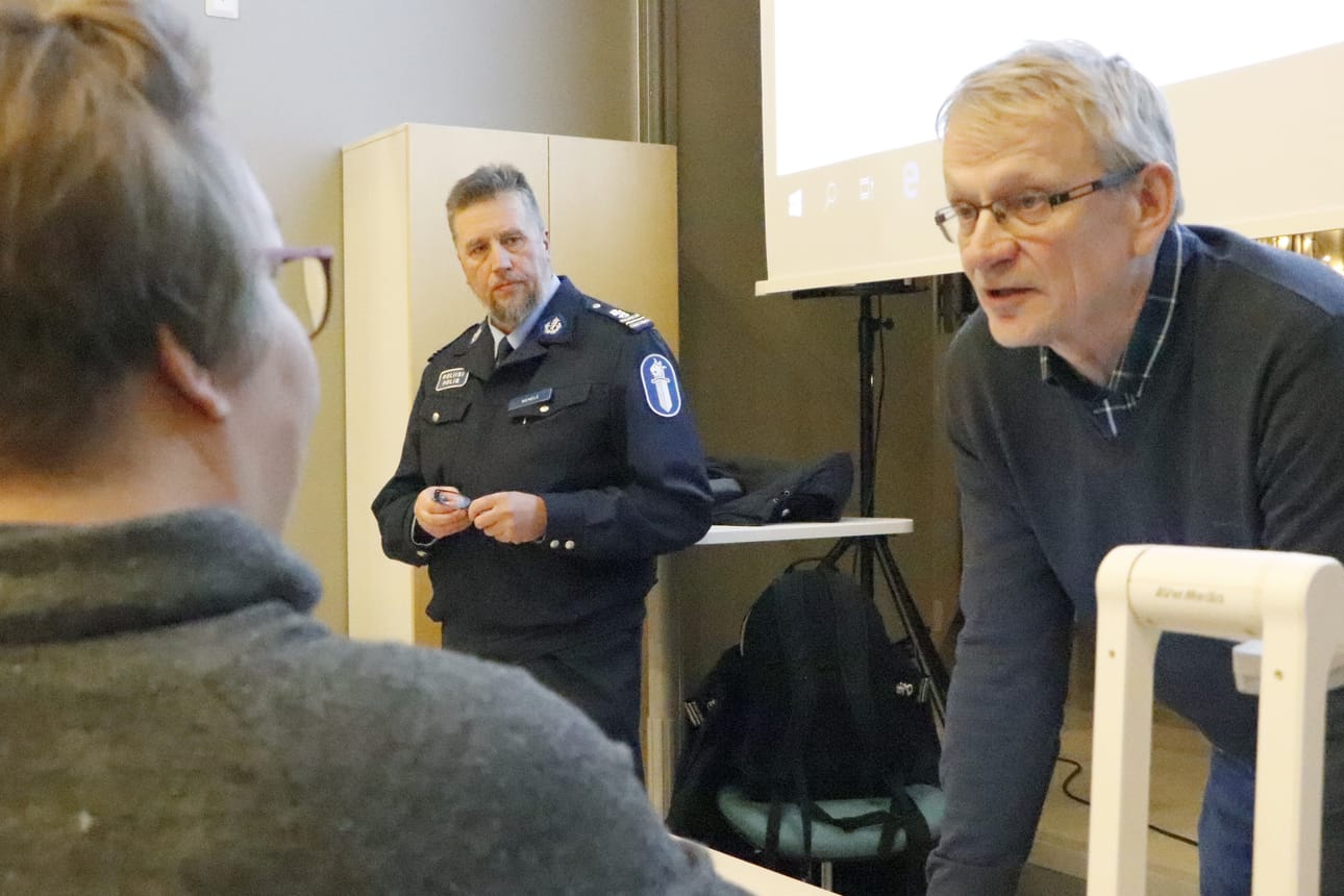 Kati Pennanen esitti riistapäällikkö Harri Hepo-ojalle tarkentavia kysymyksiä petoaidan hankintaprosessista. Taustalla komisario Juha Niemelä.