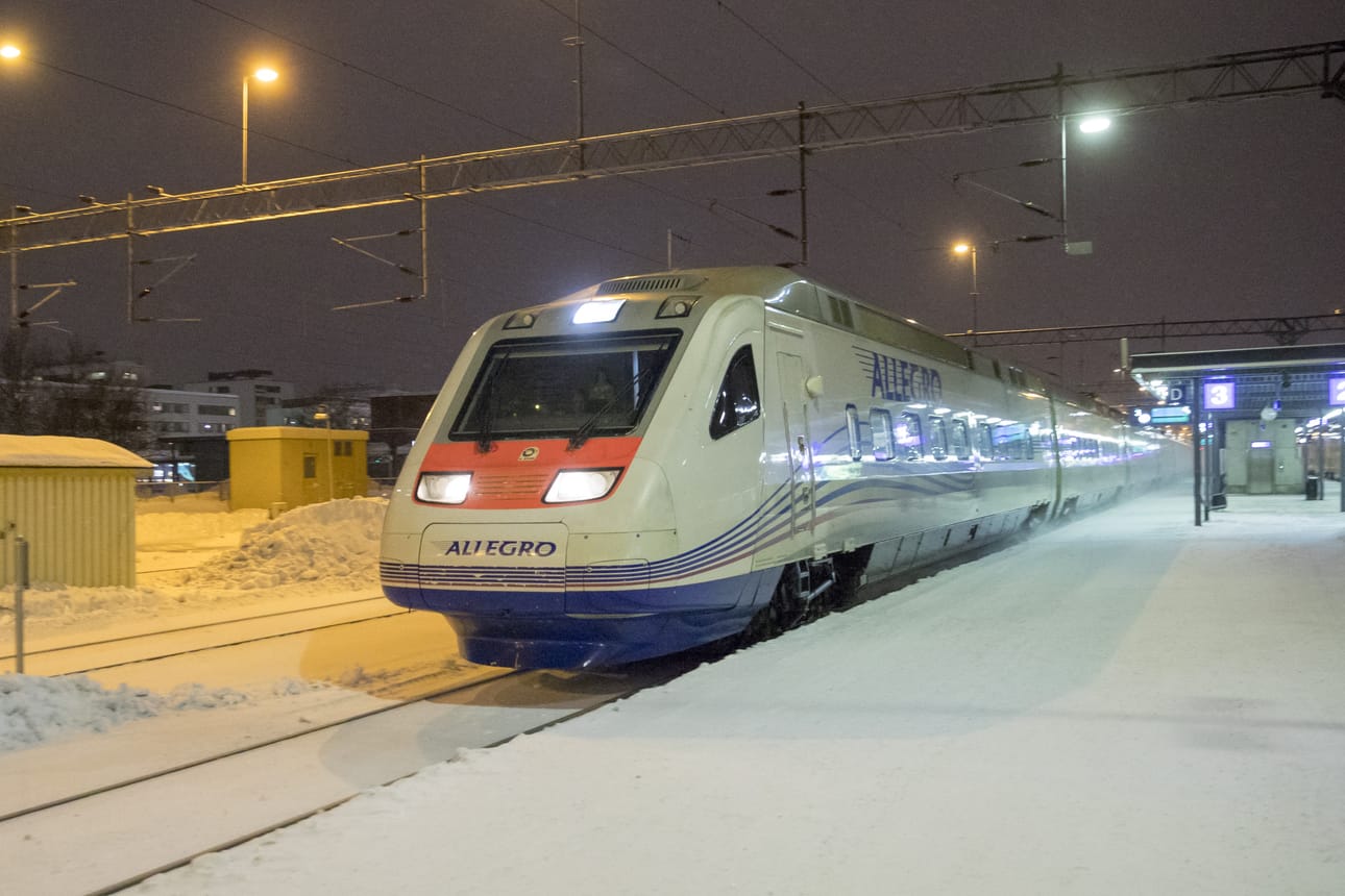 Allegro-juna liikkuu tänään tiistaina pohjoisen raiteilla. Juna kuvattiin Oulussa tiistaina.