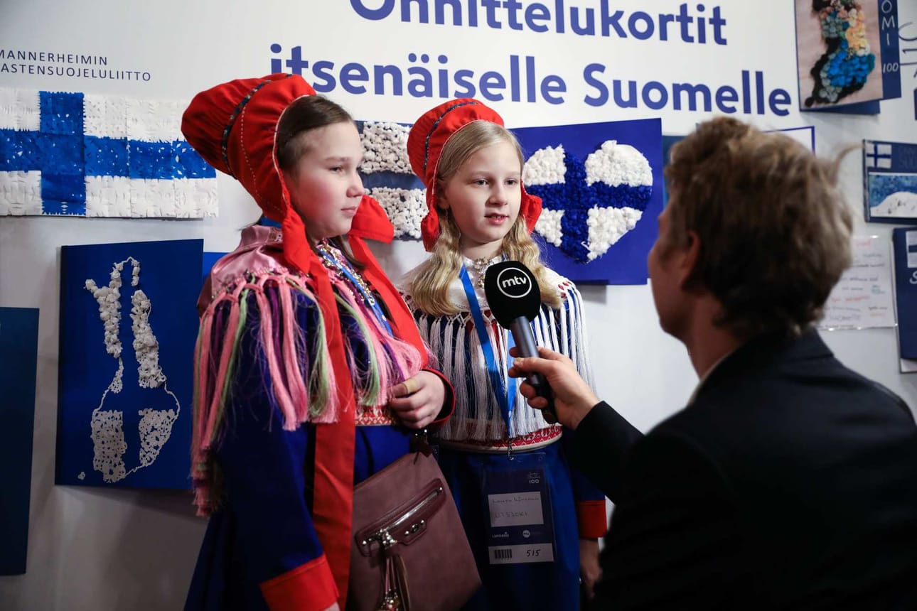 Juhlaan oli kutsuttu jokaisesta Suomen kunnasta kaksi kymmenvuotiasta lasta. Utsjoen kuntaa edustamassa Laura Länsman ja Emma Niittyvuopio.