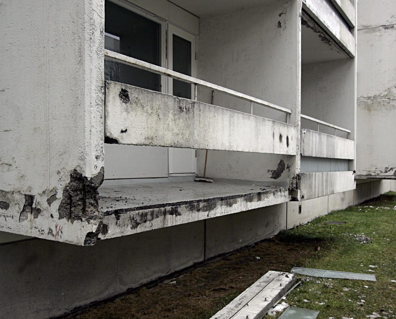 Kaleva uutisoi 23.11.2007, kuinka parvekkeiden kunto huolestutti asukkaita Oulussa Kontinkankaalla. Silloin meneillään olevan kuntotarkastuksen yhteydessä yhdestä parvekkeesta tippui kaide.