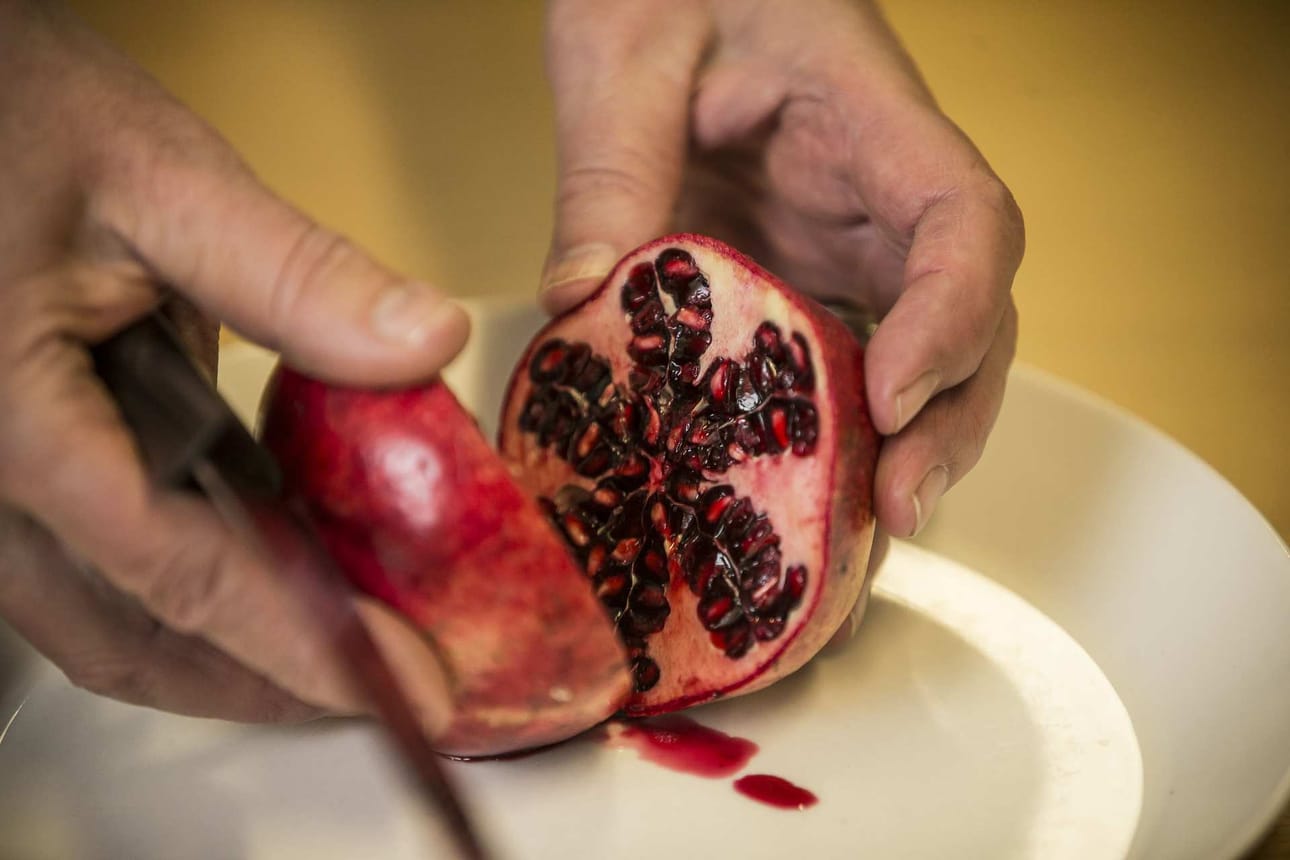 Valitse granaattiomena, joka on kiiltävä ja kirkkaan punainen ja tuntuu kokoonsa nähden painavalta. Varaudu siihen, että mehu roiskuu.