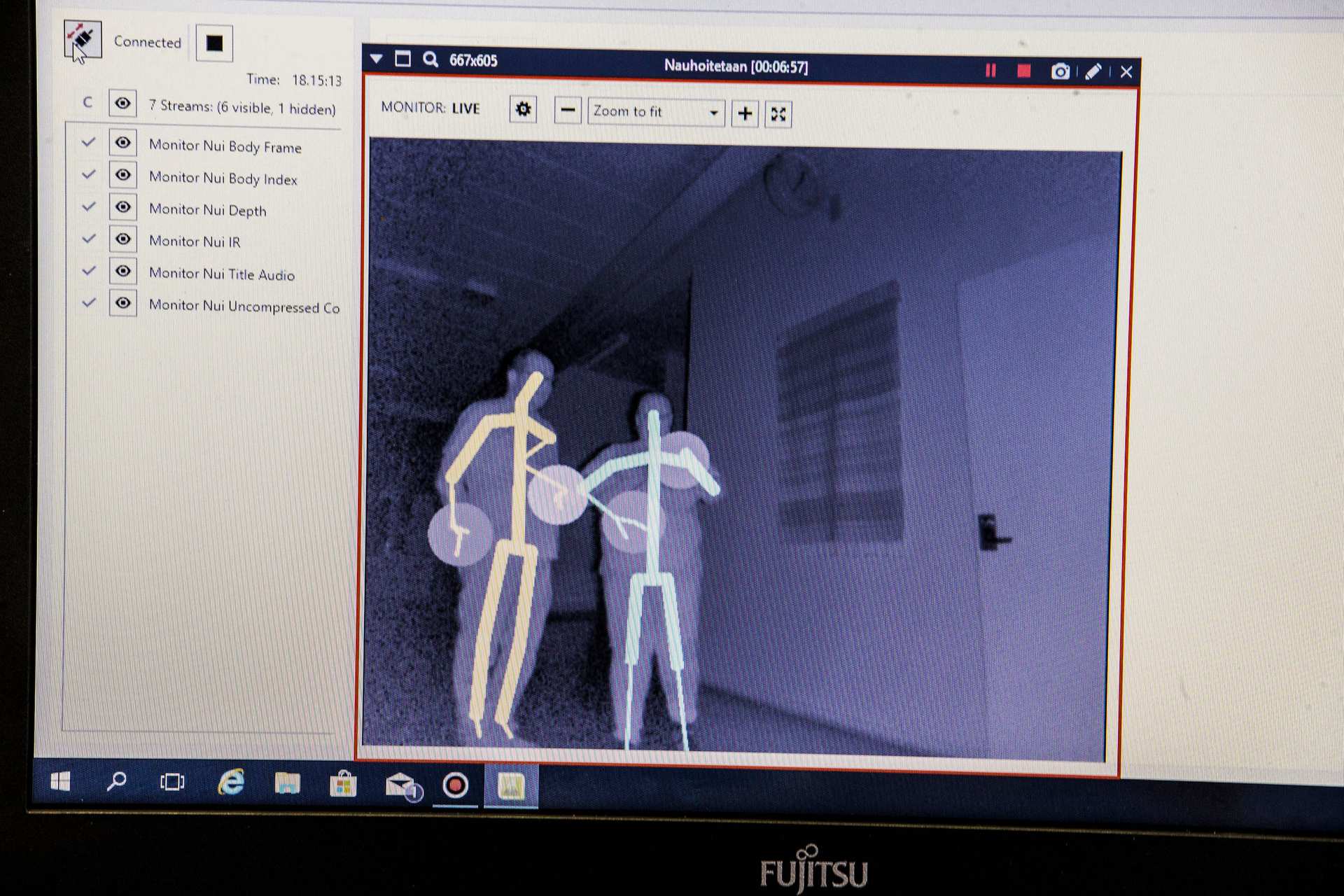 Kinect-kamera muuttaa havaitsemansa hahmot luurankomaisiksi tikku-ukoiksi.