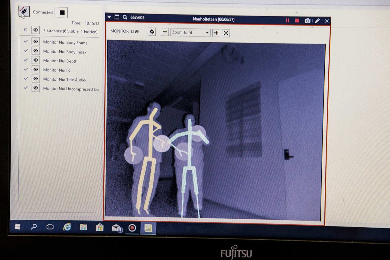 Kinect-kamera muuttaa havaitsemansa hahmot luurankomaisiksi tikku-ukoiksi.